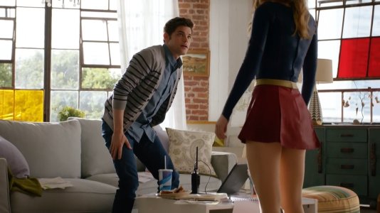 Melissa_Benoist_Supergirl_S01E01_avi_0007.jpg