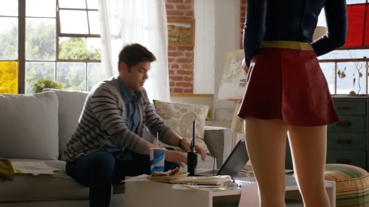 Melissa_Benoist_Supergirl_S01E01_avi_0011.jpg