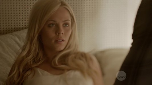 Laura Vandervoort - Bitten s01e02 (2014)110164857_1_123_148lo.jpg