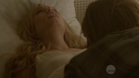 Laura Vandervoort - Bitten s01e02 (2014)110165707_2_123_488lo.jpg