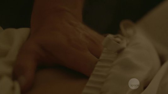 Laura Vandervoort - Bitten s01e02 (2014)110205318_3_123_89lo.jpg