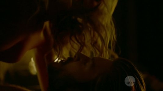 Laura Vandervoort - Bitten s01e09 (2014)437028247_9_123_611lo.jpg