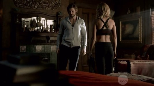 Laura Vandervoort - Bitten S02 E07 720p_mkv_snapshot_00_05_[2015_03_22_08_40_38].jpg