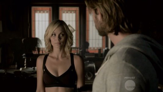 Laura Vandervoort - Bitten S02 E07 720p_mkv_snapshot_00_30_[2015_03_22_08_40_59].jpg