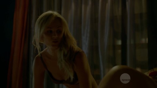 Laura Vandervoort (with bd), others - Bitten s01e01 (2014) 513462710_333_123_32lo.jpg