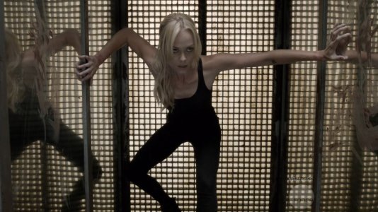 Laura Vandervoort@Bitten (2015) s2e4 hd720p_00_02_30_03_Still008.jpg