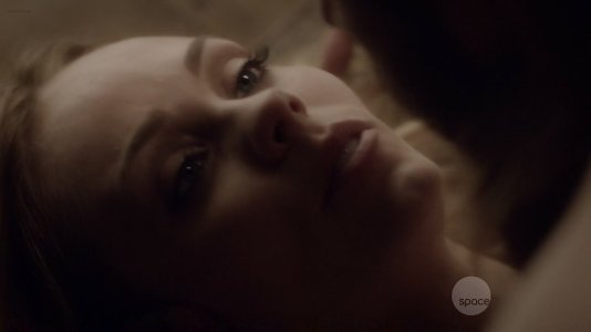 Laura_Vandervoort_-_Bitten__2016__S03E02_HDTV_720p_00_01_26_00_Still007.jpg