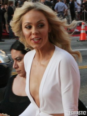 laura-vandervoort-almost-wardrobe-malfunction-at-ted-premiere-06-435x580.jpg