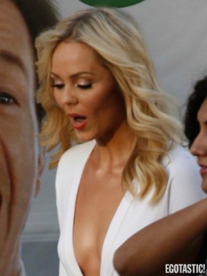 laura-vandervoort-almost-wardrobe-malfunction-at-ted-premiere-07-435x580.jpg