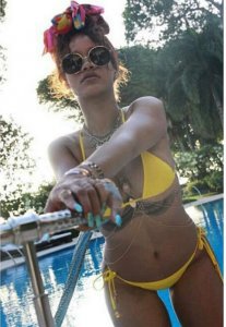 Rihanna-Bikini-2.jpg