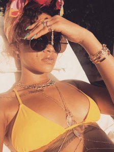 Rihanna-Bikini-5.jpg