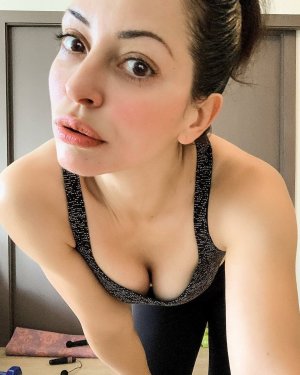 Emmanuelle Vaugier - cleavage leaning forward MEP5C43_o.jpg