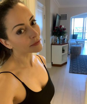 Emmanuelle Vaugier - selfie in a black top MEIJSL5_o.jpg