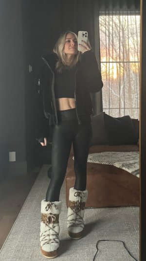 kristincavallari_story_1_11_2025_7_08_03 PM3543519678829668815.jpg