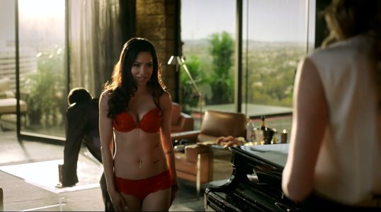 Veronika London - Lucifer S02 E03 95a91e508902637.jpg