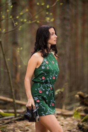 when-this-pretty-brunette-is-naked-every-single-thing-in-the-woods-gets-alive-01 thefappeningb...jpg