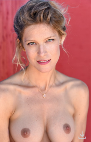 Alexia Barlier 4.png