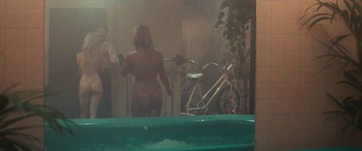 sondra-locke+colleen-camp_hottubbuns-deathgame_1650302506_005.jpg
