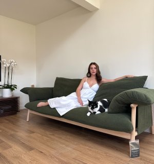 Adelaide Kane - sitting with her cats 477178526.jpg