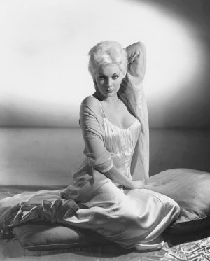Kim Novak 1959 -os52g4ptG21qazanuo1.jpg