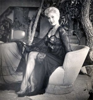 Kim Novak -m0ot8rgCAn1r91iqyo1.jpg