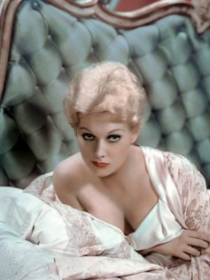 Kim Novak, 1956 (photo).jpg