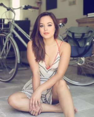 hayley-orrantia-bare-feet.jpg