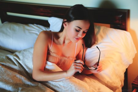 sexy-newcomer-with-glasses-showcasing-her-perfect-body-in-the-bedroom-02 thefappeningblog.com.jpg