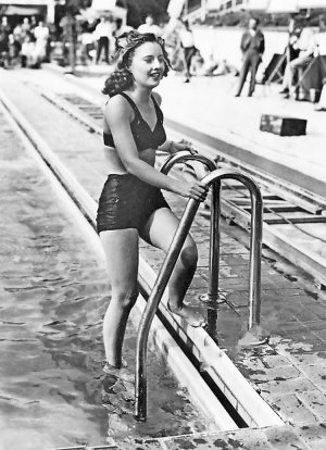 Barbara Stanwyck wet  Mgu35hgRZw1qjbq6yo1.jpg