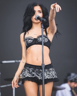 Nessa Barrett (11).jpg