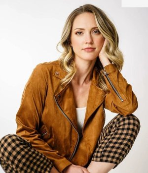 Ciara Hanna - sitting.jpg