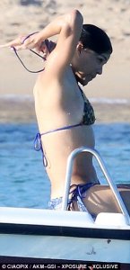 Michelle-Rodriguez-Bikini-10.jpg