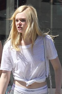 Elle-Fanning-Braless-60.jpg