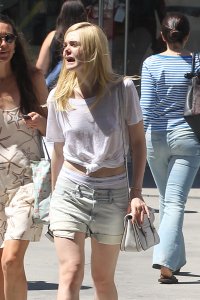 Elle-Fanning-Braless-65.jpg