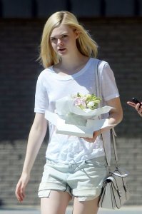 Elle-Fanning-Braless-70.jpg