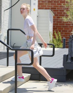 Elle-Fanning-Braless-17.jpg