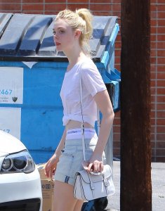 Elle-Fanning-Braless-7.jpg