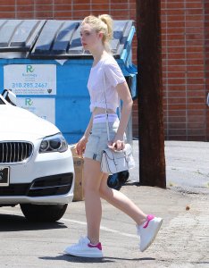 Elle-Fanning-Braless-6.jpg