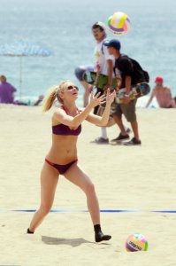 Elle-Evans-in-a-Bikini-14.jpg
