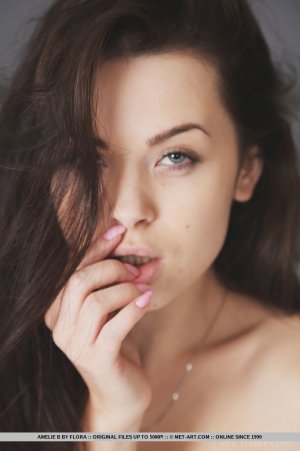 amelie-b-vedibile-14 thefappeningblog.com.jpg