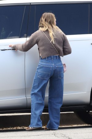 hilary-duff-out-and-about-in-studio-city-03-28-0025-1.jpg