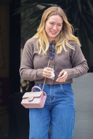 hilary-duff-out-and-about-in-studio-city-03-28-0025-0.jpg