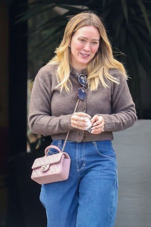 hilary-duff-out-and-about-in-studio-city-03-28-0025-3.jpg