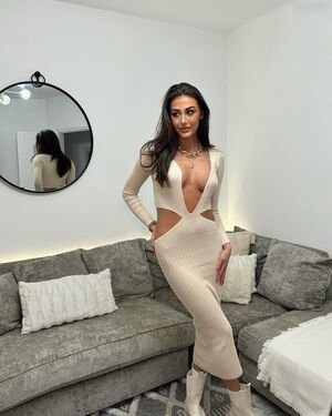 Chloe veitch too hot to handle   (24).jpg