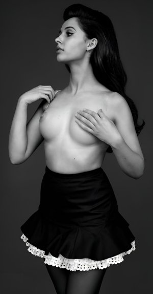 Naomi-Scott-(pr-2017 pink)Se fake.jpg