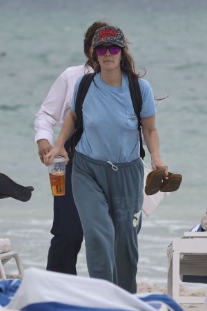 drew-barrymore-enjoys-beach-day-after-msc-cruises-campaign-04-10-2025-6.jpg