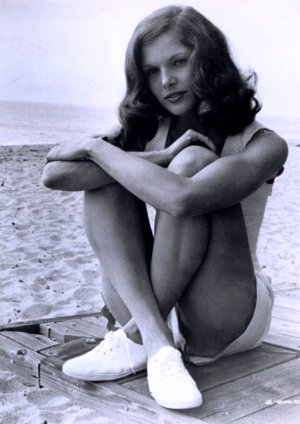 Lois Chiles.jpg