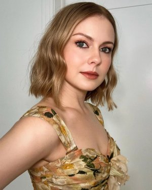 Rose McIver - dress 2.jpg