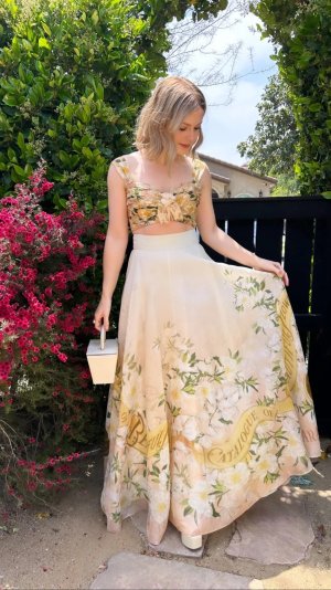 Rose McIver - dress 3.jpg