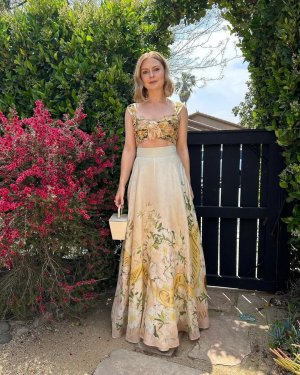 Rose McIver - dress 4.jpg